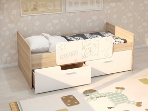 Кровать Умка дуб сонома с белыми ящиками и ограничителем в Кусе - kusa.mebel74.com | фото 1